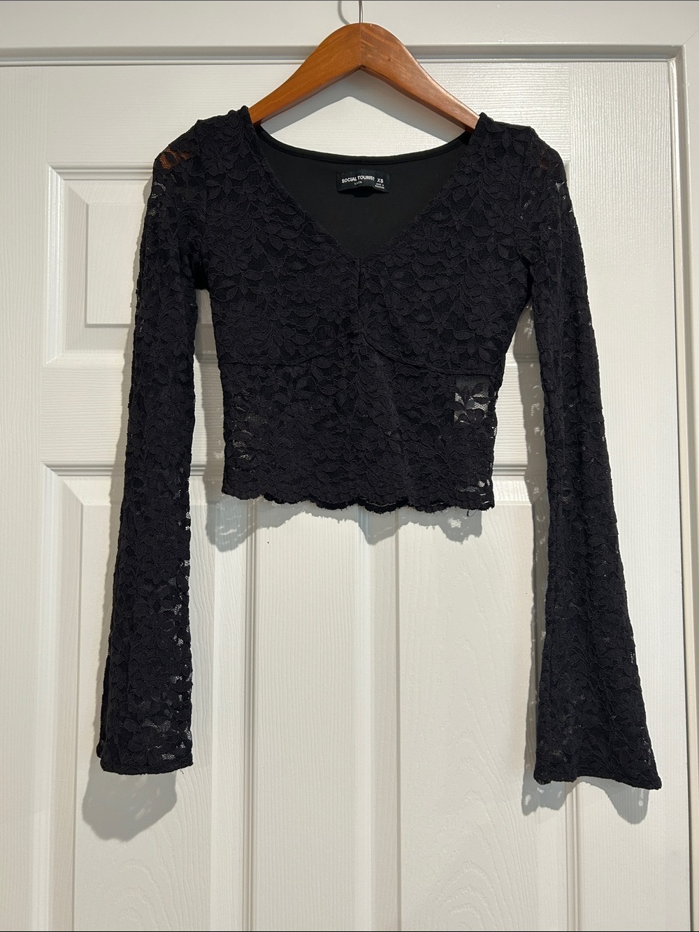 Black Floral Lace V-Neck Long Sleeve Crop Top